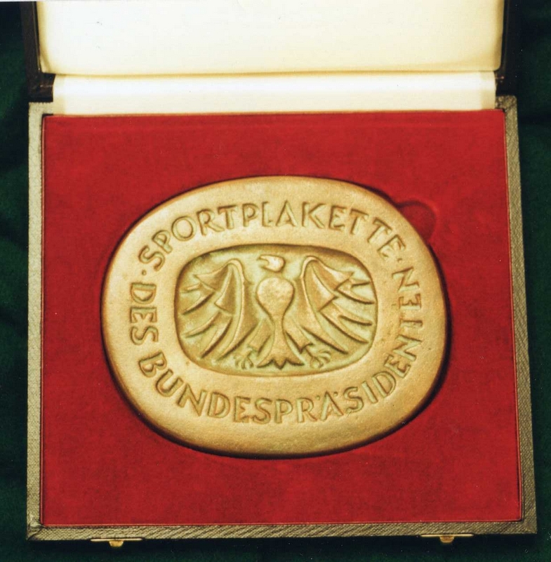 tl_files/inhalte/allgemein/galerien/chronik/1993 - Sportplakette Bundespraesident.JPG